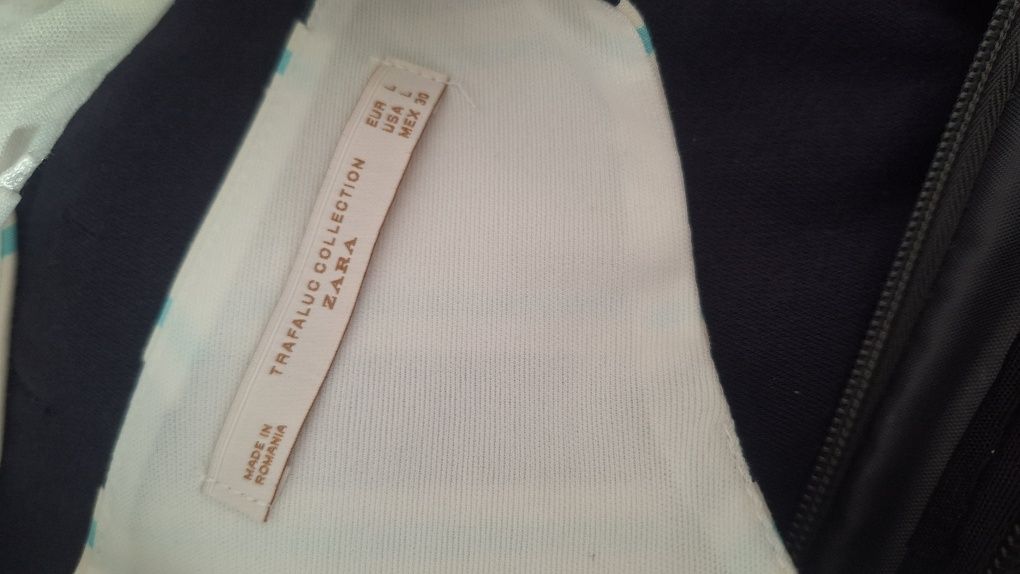Top Peplum Zara Branco (com pequena mancha)

Tecido grosso (dá para ve
