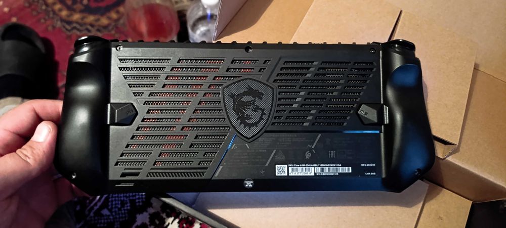 Ігрова приставка портативна MSI Claw A1M-3 1Tb
