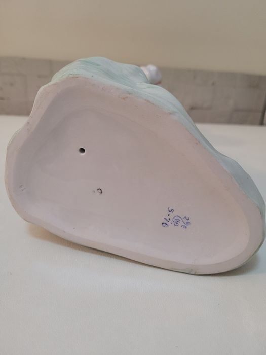 Статуэтка  Девушка с ромашкой