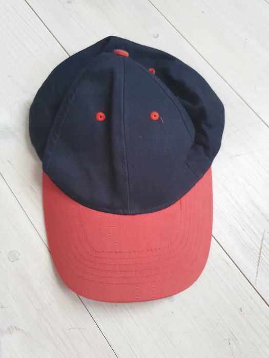 Granatowa czapka z daszkiem