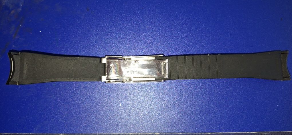 Bracelete em borracha preta