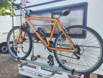 Bicicleta com roda da frente empenada