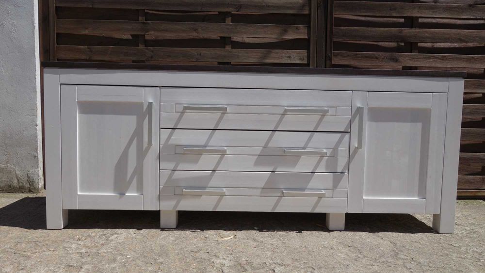 Drewniana duża komoda do salonu sypialni