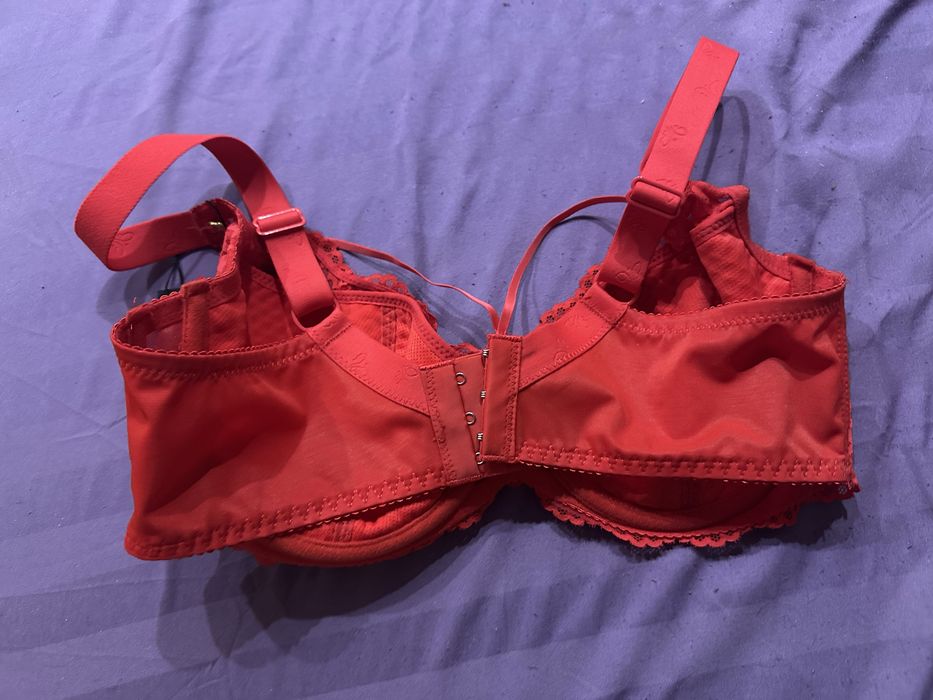 Бюстгальер 80Е по бирці (по факту 80D)