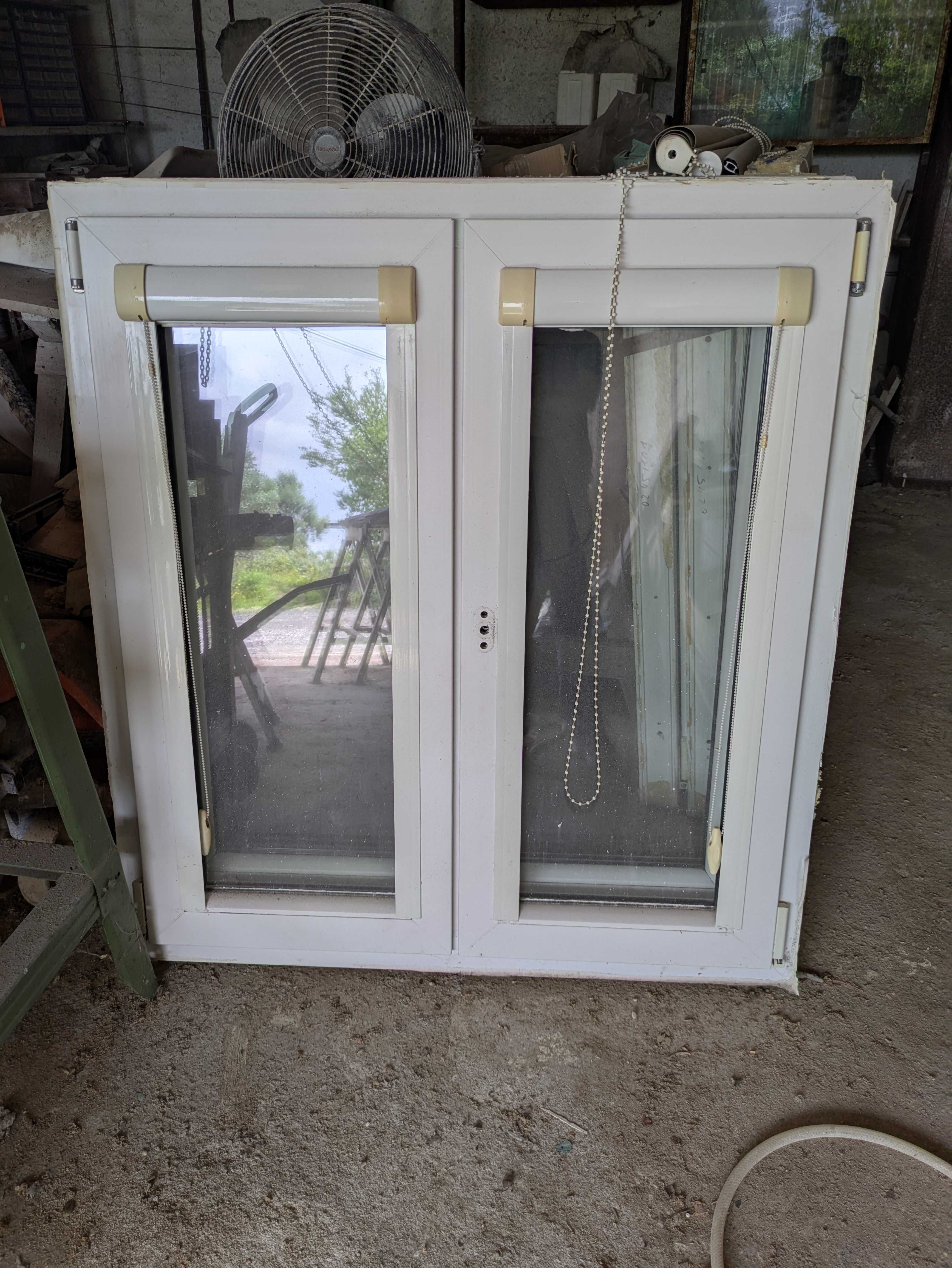 Janelas oscilo-batentes em PVC branco com vidro duplo térmico