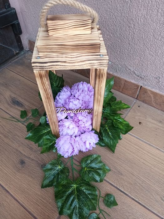 Lampion na cmentarz z chryzantemami