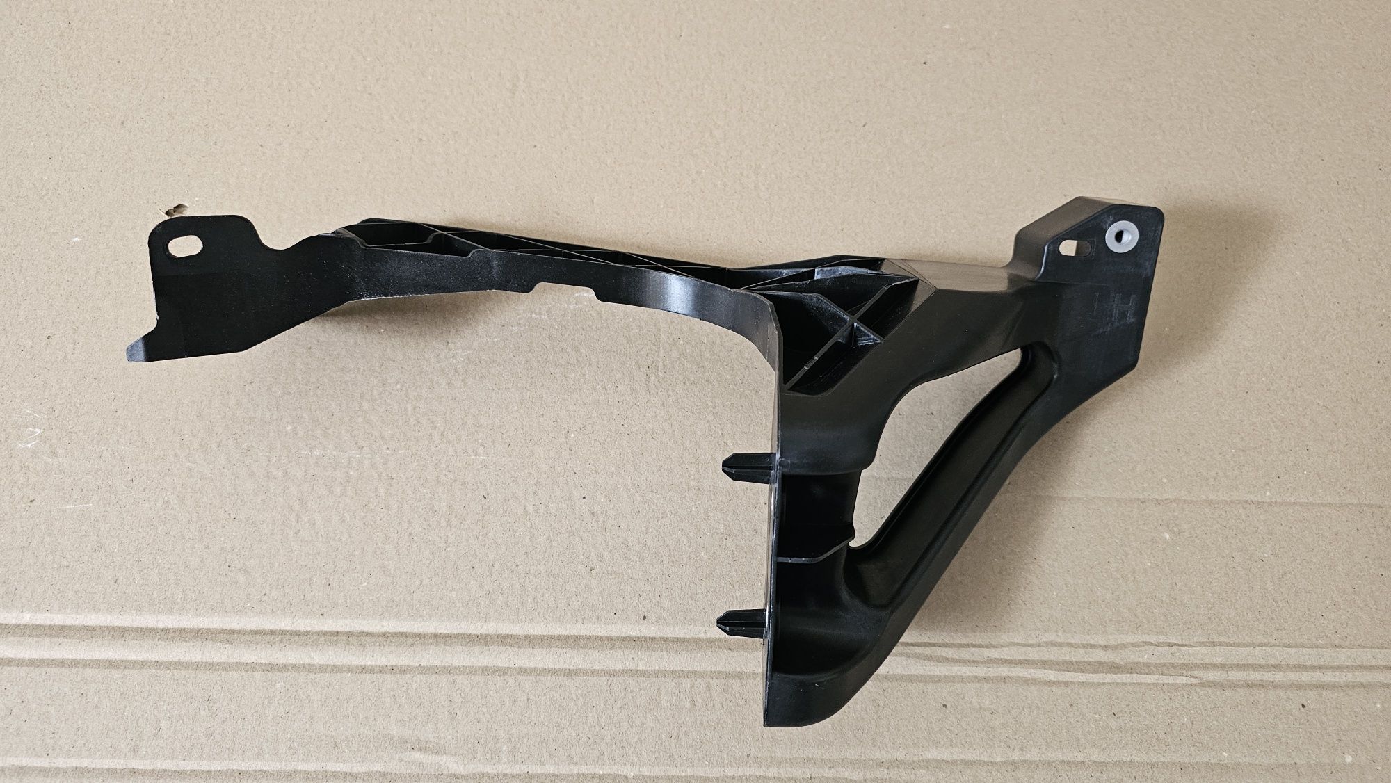 Кріплення опори фари Tesla Model S 2022+ Plaid
1643511-00-A
16435