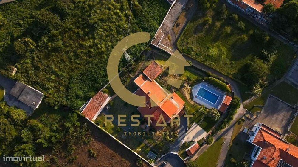 Moradia com 4900 m2 de lote de terreno com piscina interior e exterior