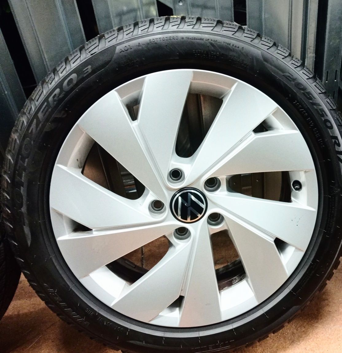 Koła Felgi 17 5x112 Opony 205/50/17 PIRELLI SOTTOZERO 3 z 2021 roku