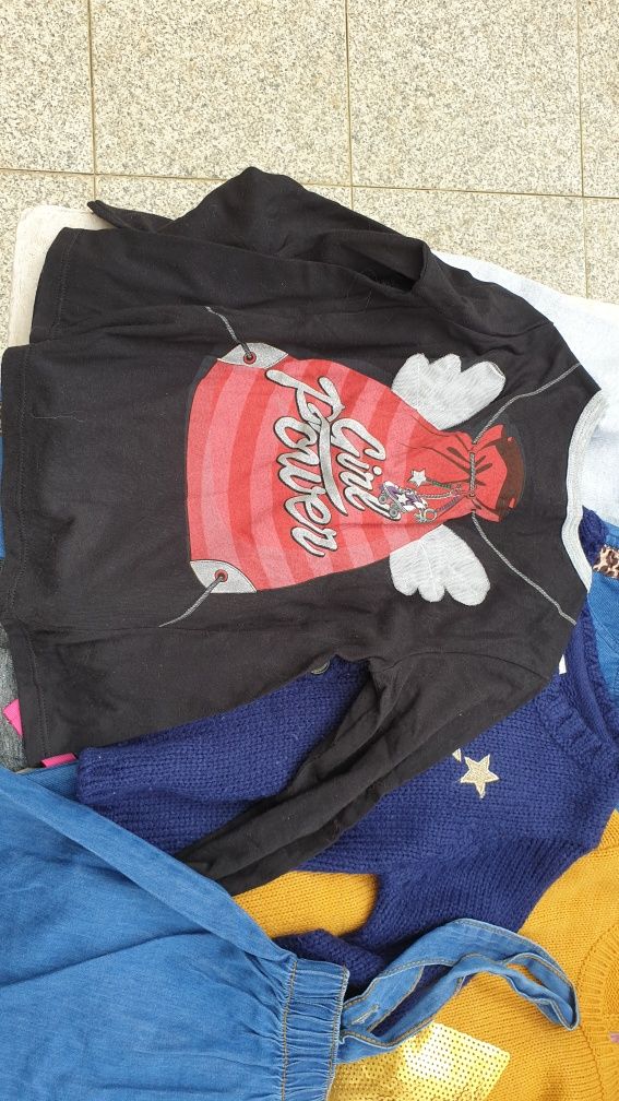 Várias roupas de menina tamanho 3,4,5 anos.