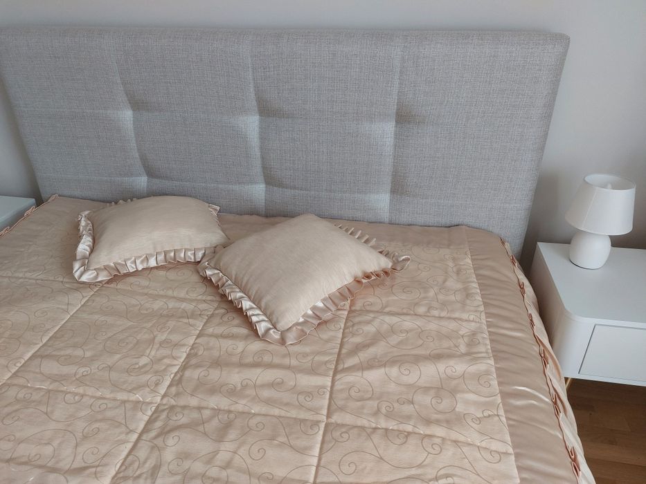 Narzuta na łóżko 160 cm z poduszkami – elegancka, z podszewką, zlota