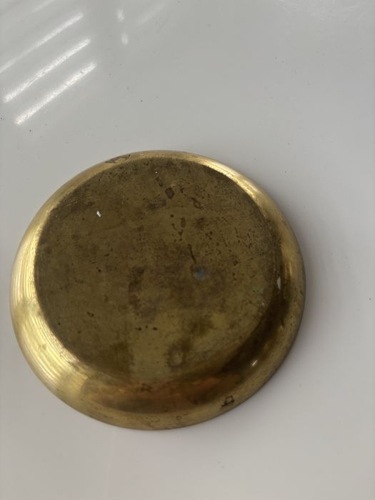 Ciężka mosiężna popielniczka .