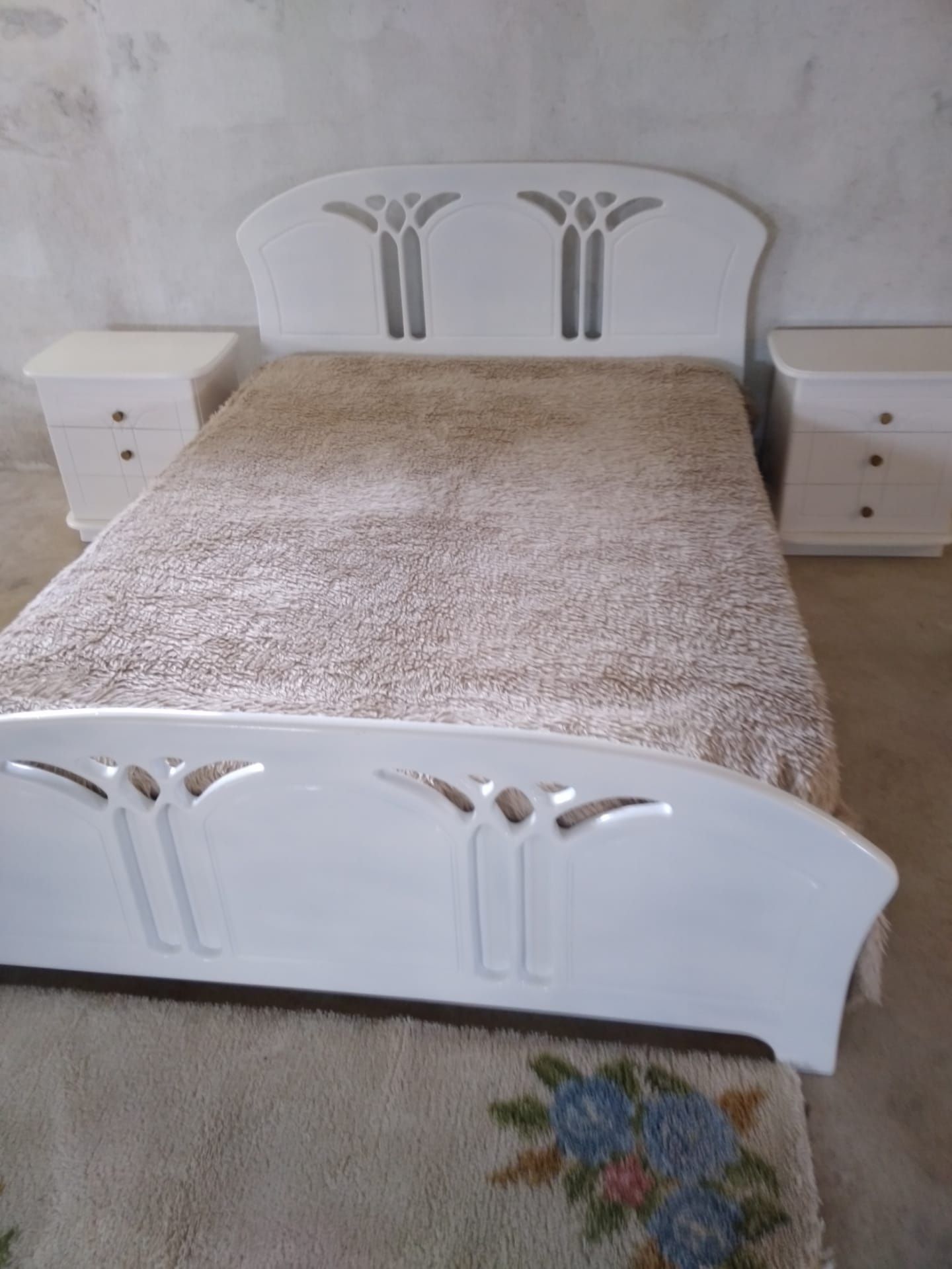 Cama de casal com mesas de cabeceira