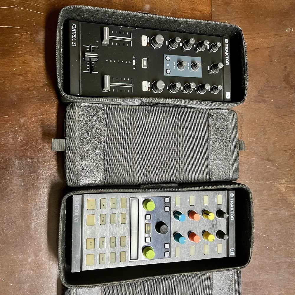 Traktor x1 mkII + Traktor Z1 / controlador e mesa de mistura