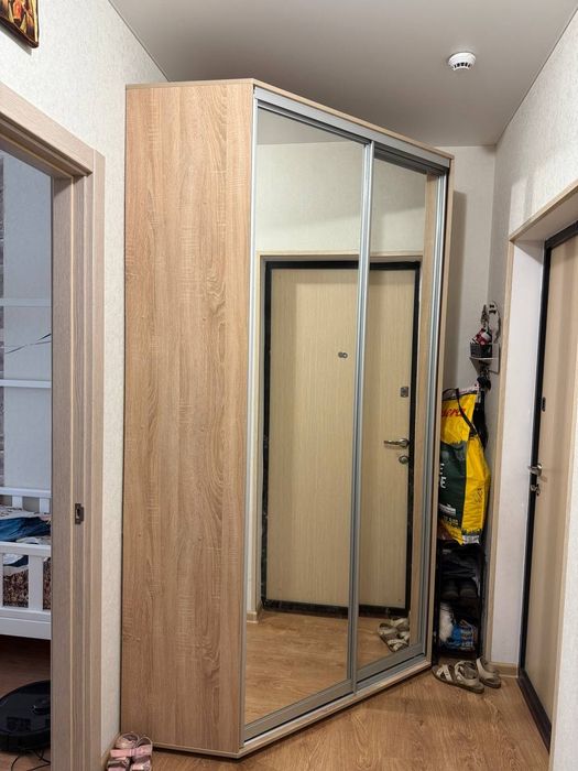 Продам кутову шафу-купе в ідеальному стані