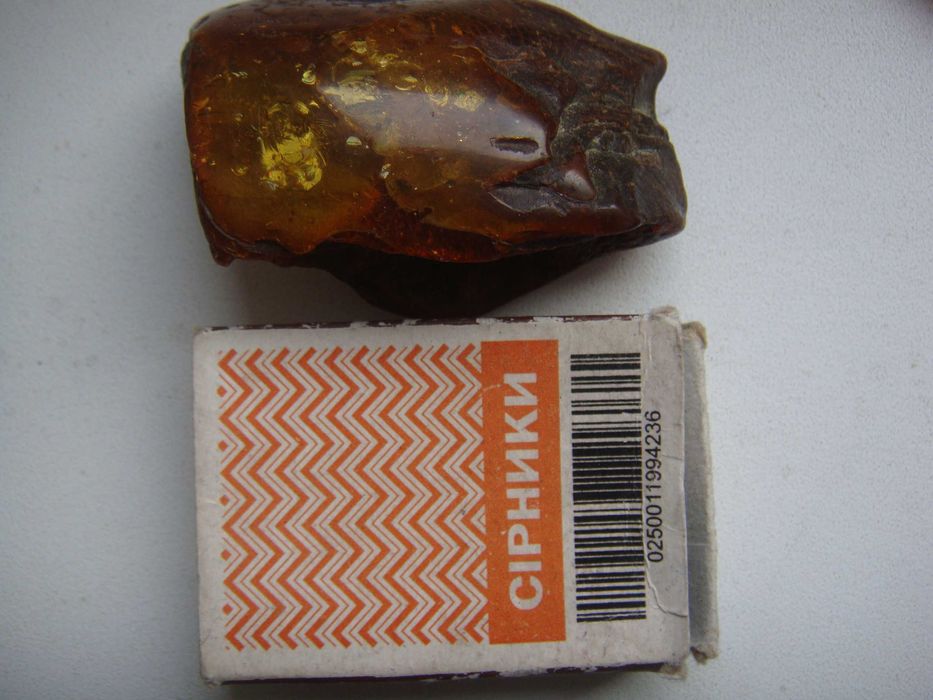 Бурштин (янтар) частково полірований