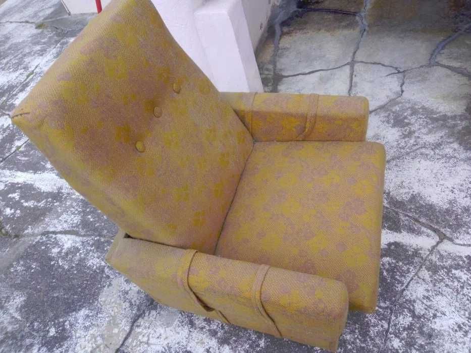 Fotel na kółkach fotele PRL materiałowy wzór żółty złoty materiał
