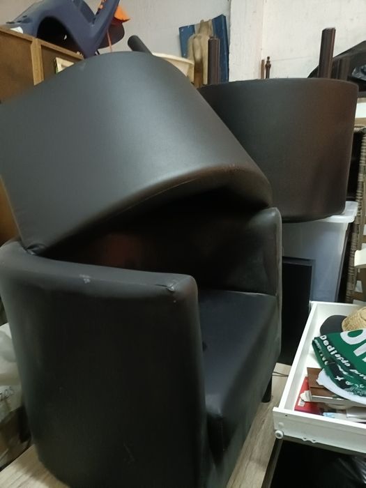 Poltronas IKEA pretas pele sintética