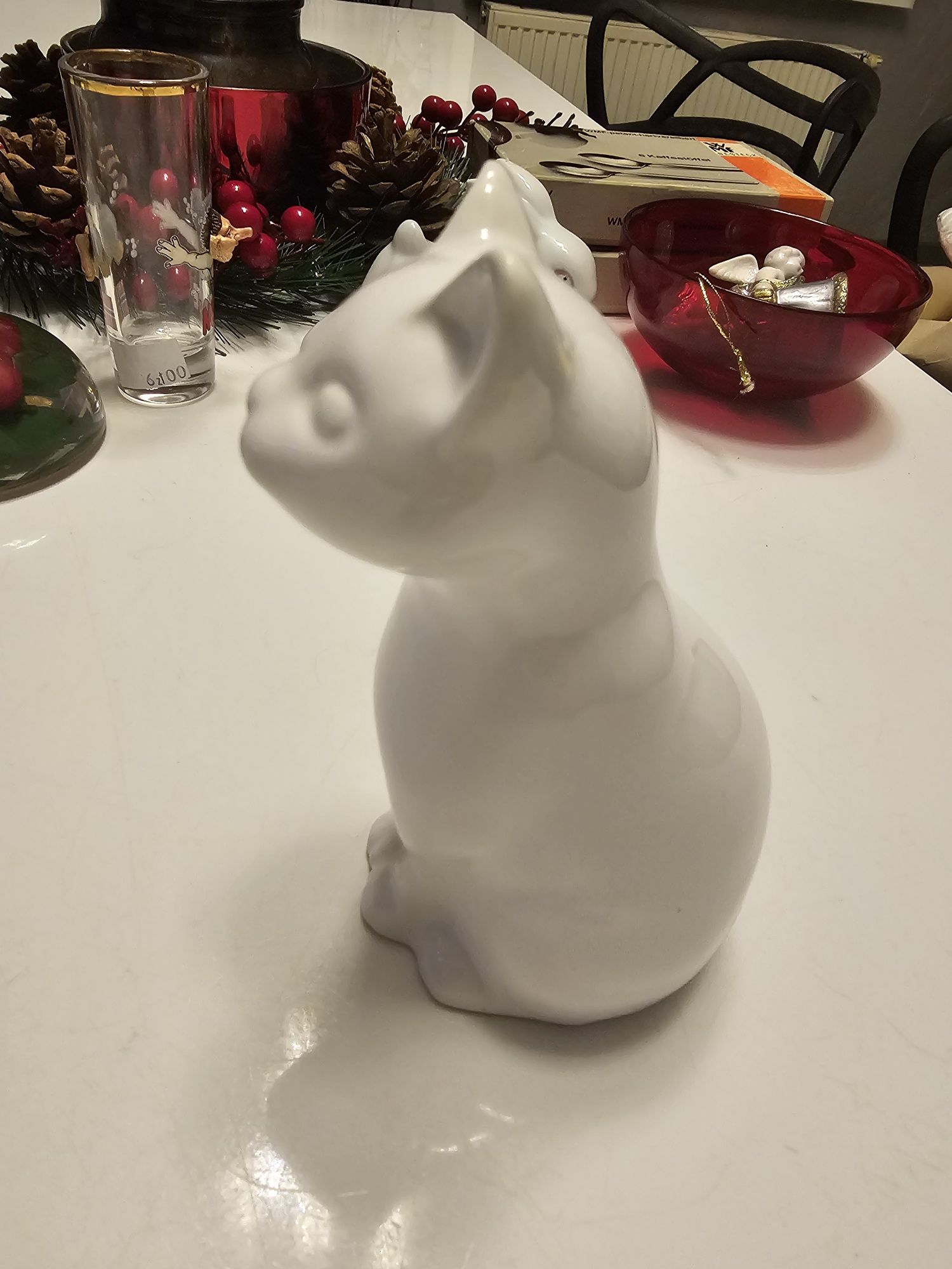 Porcelanowa stara figurka kota .