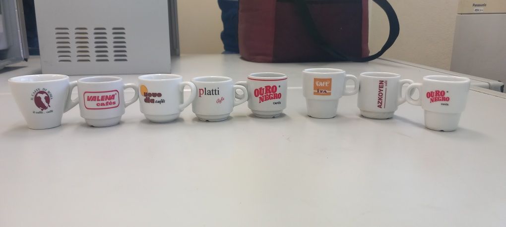 Coleção de chavenas de cafe muito antigas.