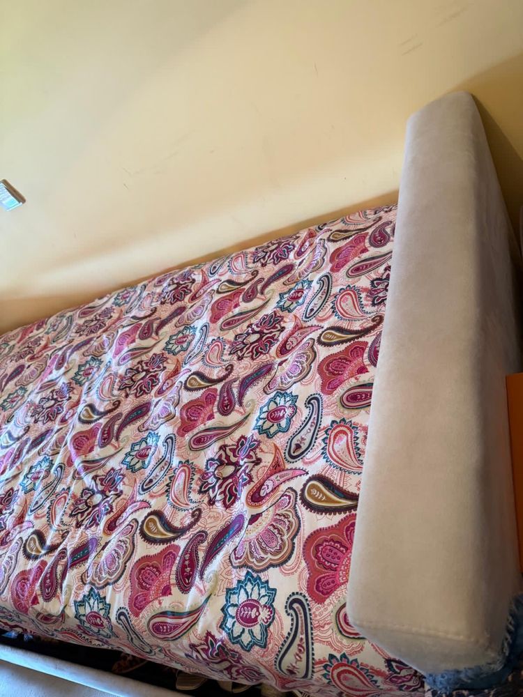 Cama de solteiro pele de pessego bege