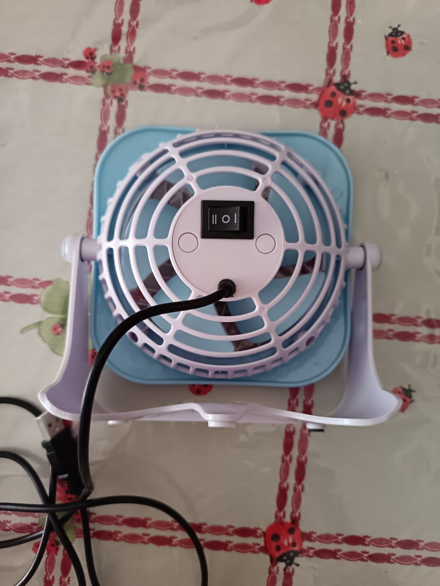Ventoinha pequena mesa usb com 2 posições cor azul + brindes
