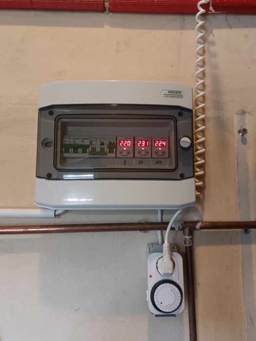 Nowoczesny system grzanie ciepłej wody z paneli solarnych