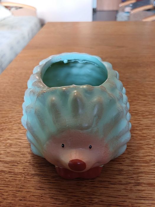 Sympatyczny jeżyk osłonka na doniczkę z żywicy