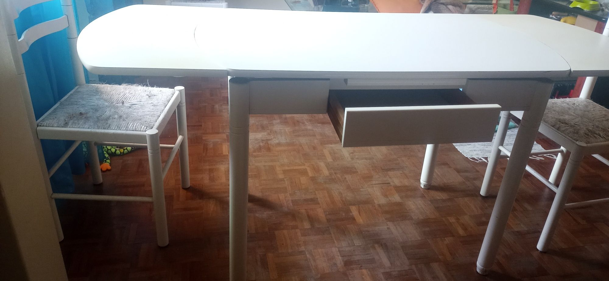 Mesa branca extensível  com  quatro cadeiras de Cozinha