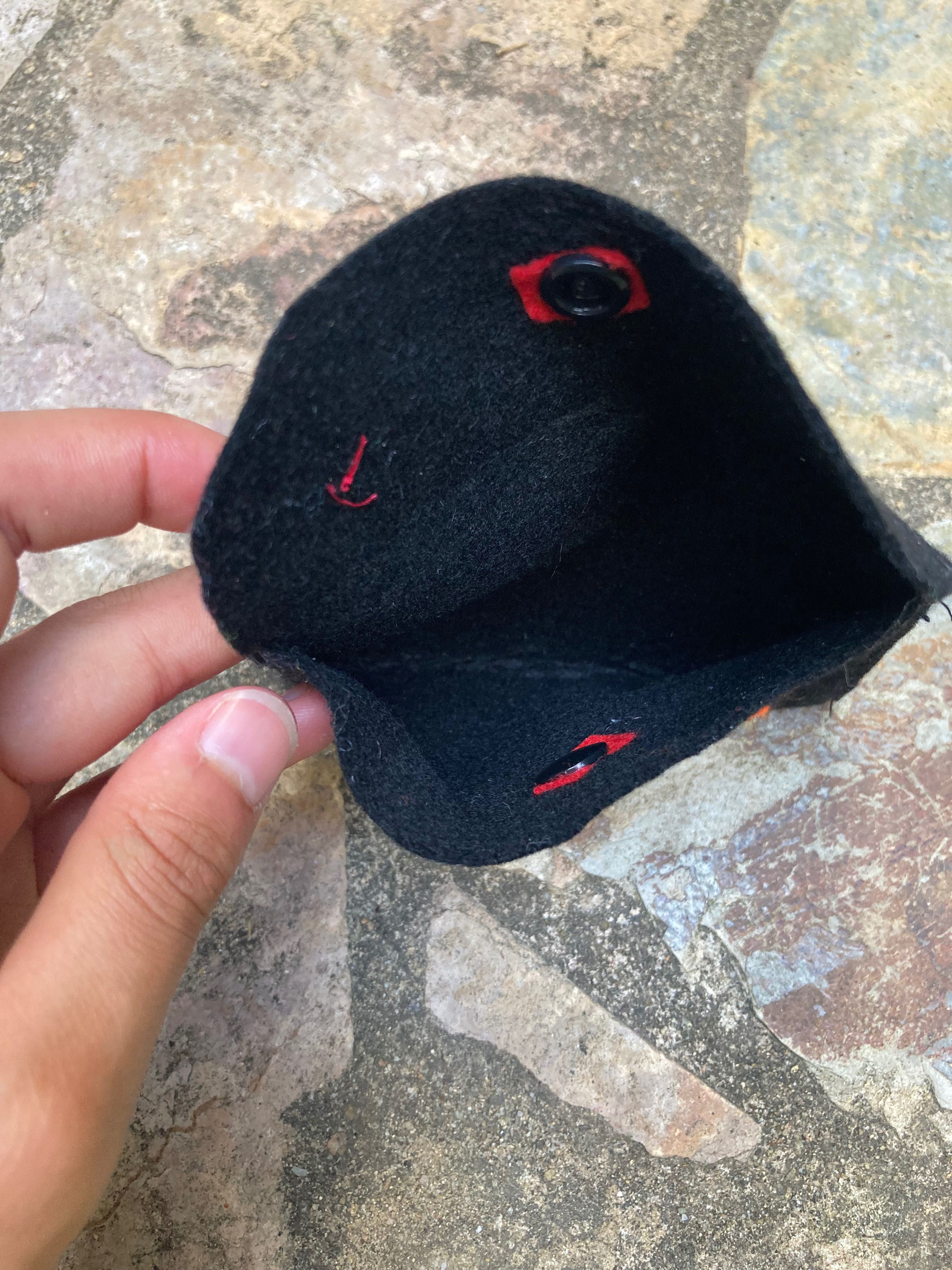 Bolsa de feltro preta com mola feita à mão