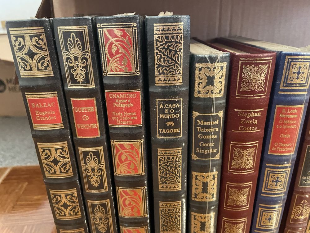 Livros antigos capa dura de ficção