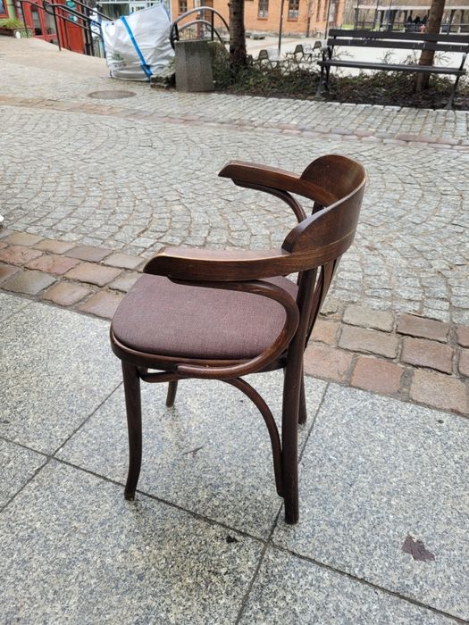 Krzesło THONET z podłokietnikiem tapicerowane.