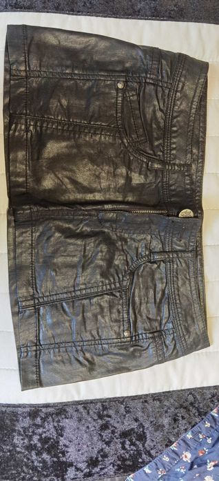 Mini saia de cabedal