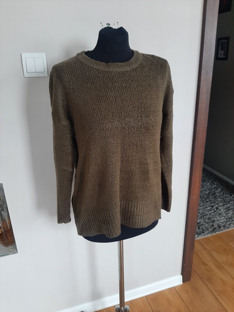 Sweter khaki z długim rękawem i dłuższym tyłem