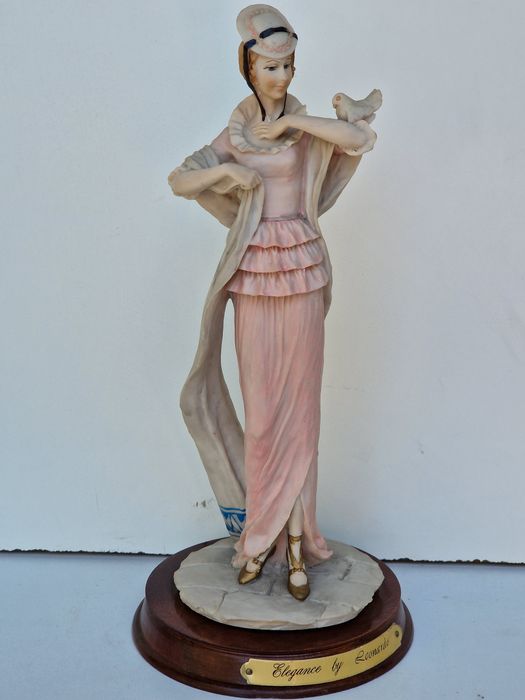 Figurka Kobiety z Gołąbkiem (porcelana) wys 27 cm