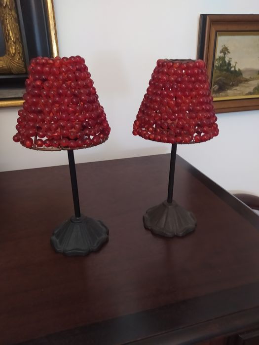 Porta vela de metal preto  em metal com abatjour com pedras vermelhas