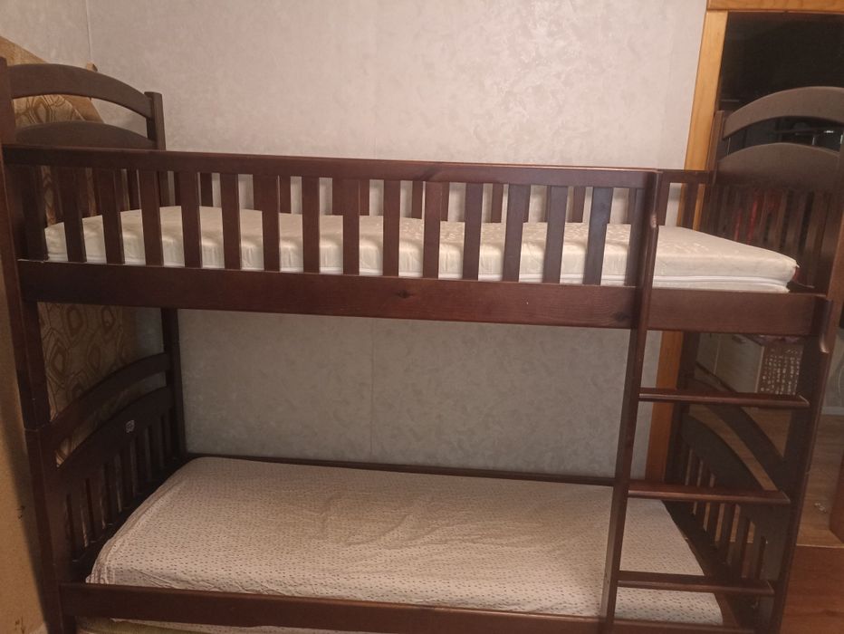 Двоярусне ліжко.