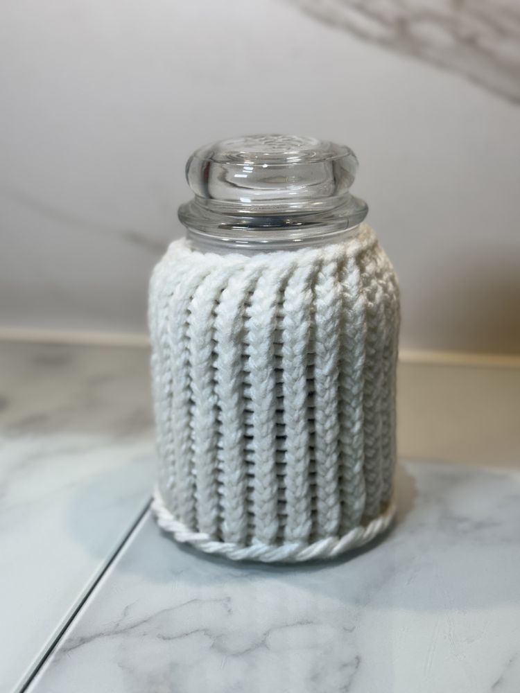 Handmade biały sweterek na świecę w słoiku