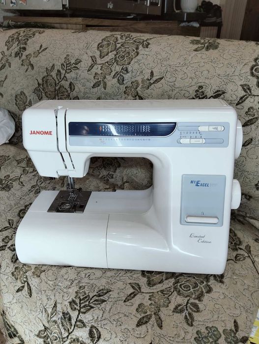 Швейна машинка janome