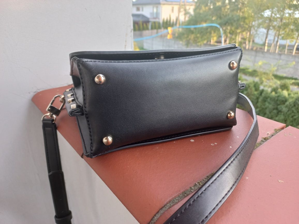 Torebka, torba Guess, listonoszka, kuferek, czarna