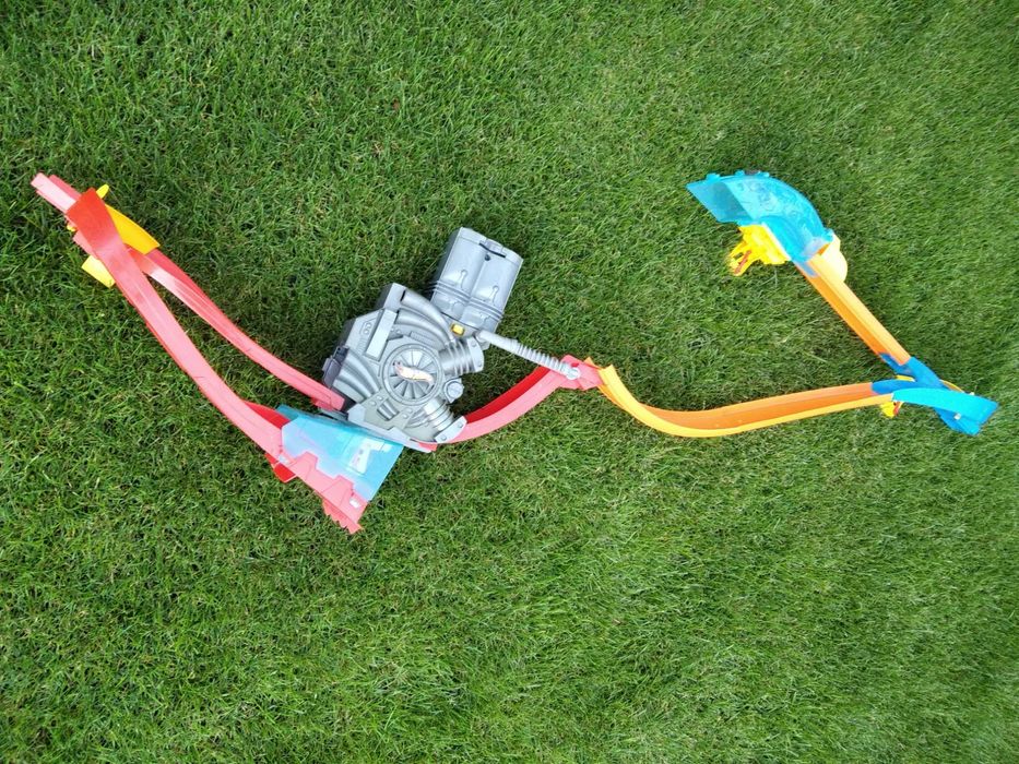 Hot Wheels сумасшедшие трюки базовый настенный трек