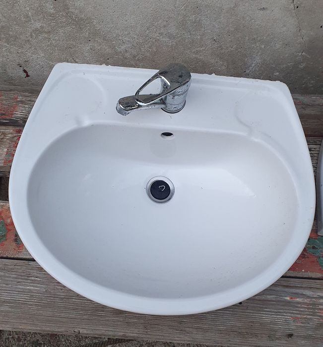 Umywalka łazienkowa z baterią