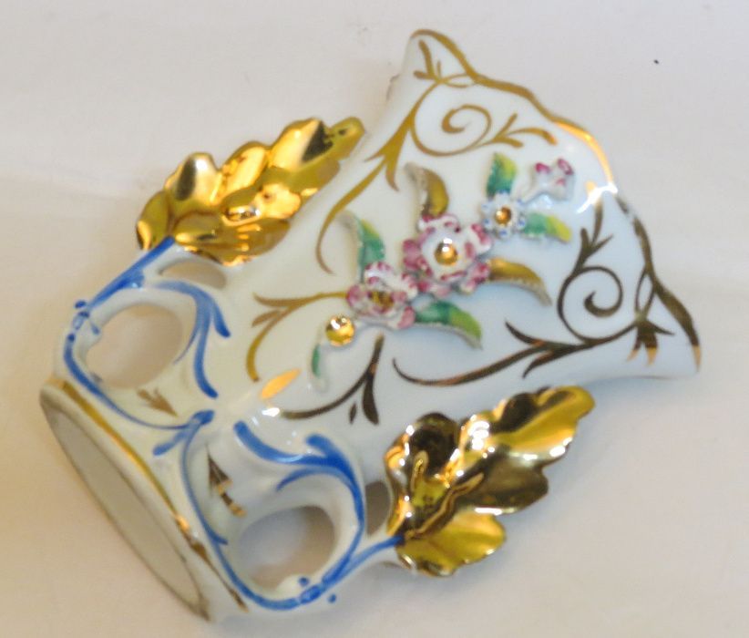 Jarra em porcelana da Limoges com flores moldadas e folhas douradas