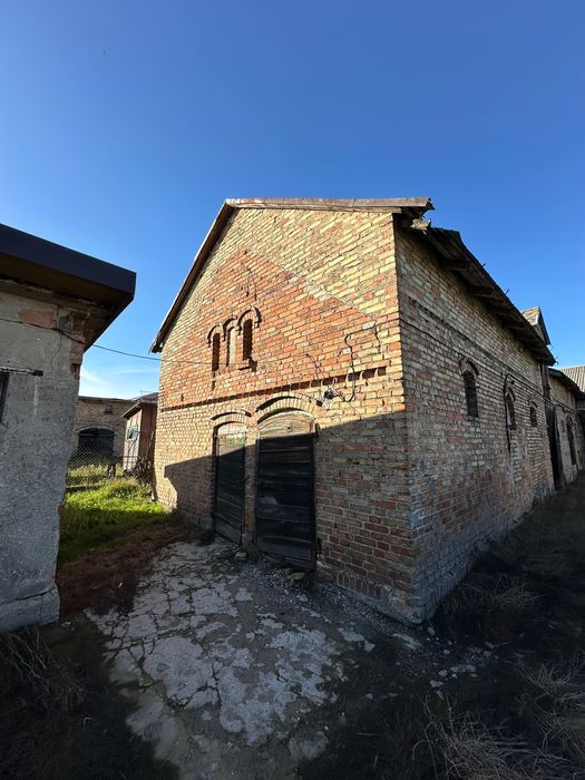 Siedlisko z murowaną stodołą i domem – Czernice Borowe, Mazowieckie