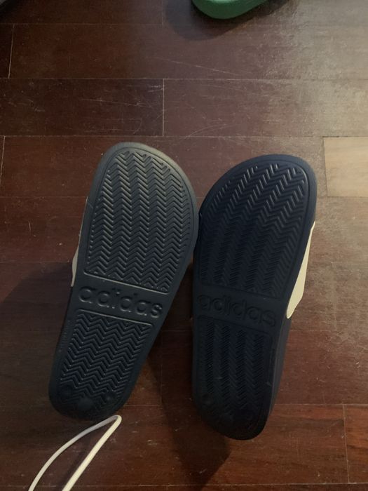 Chinelos adidas.