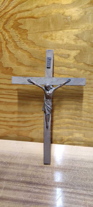 stary drewniany krzyżyk Jezus krucyfiks