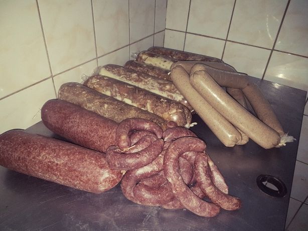 Swojskie wyroby ze świniobicia Kiełbasa szynka