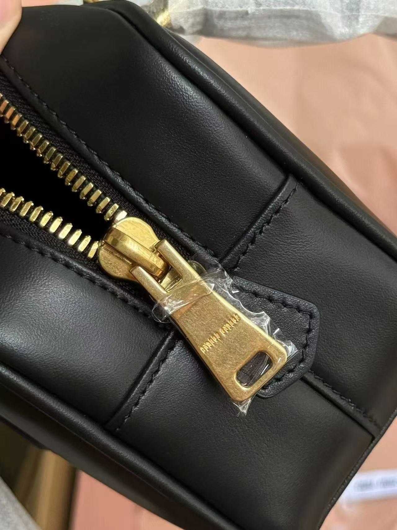 Miu Miu Torba W Kolorze Czarnym - Symbol Luksusu
