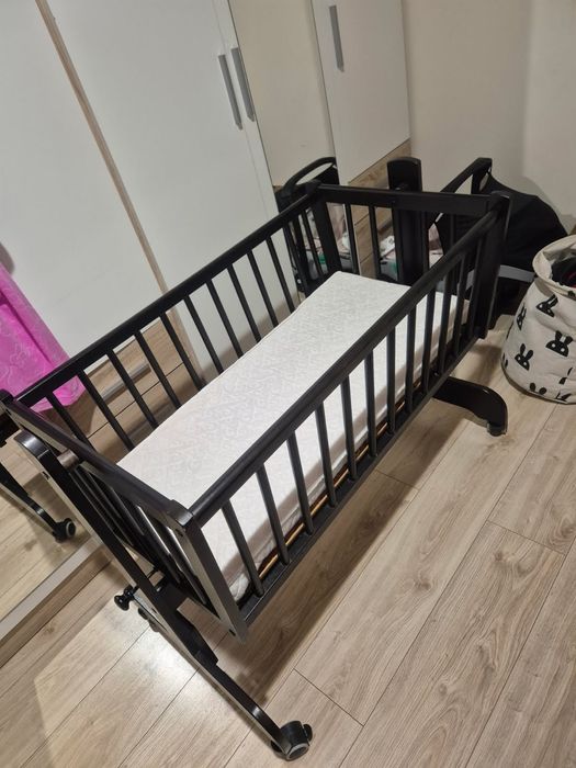 Kołyska drewniana z materacem.
