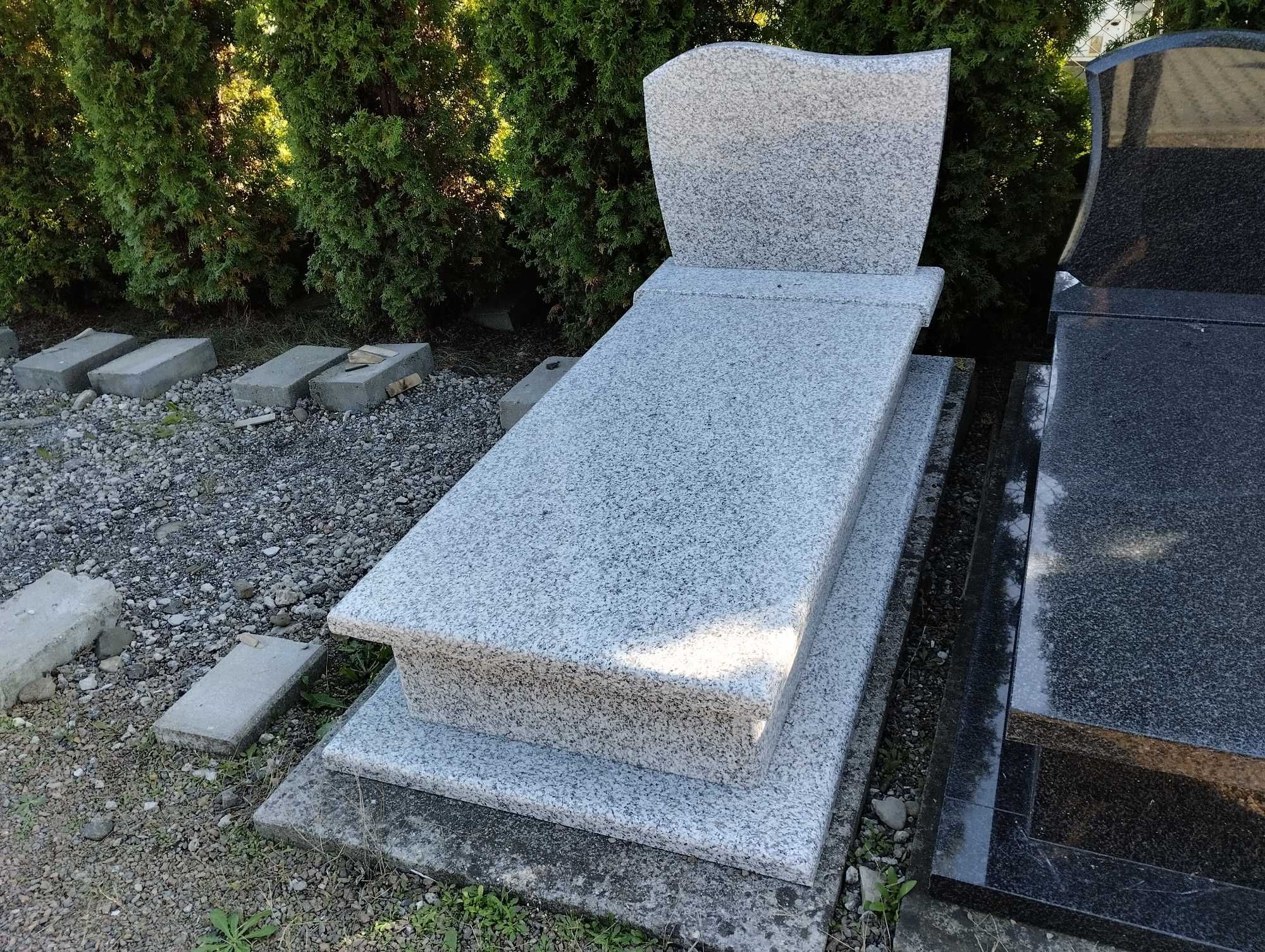 Nagrobek granitowy
